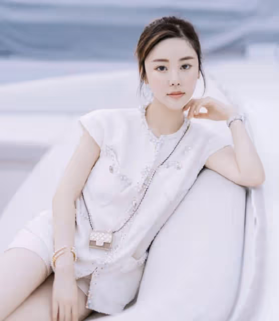 名媛蔡天鳳遭前夫謀害,兩人子女成孤兒,現任丈夫承諾照顧所有娃
