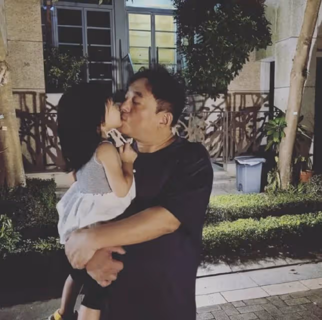 呂方受訪自稱是女兒控,每日為孩子洗澡喂奶,自豪兩歲女兒像自己