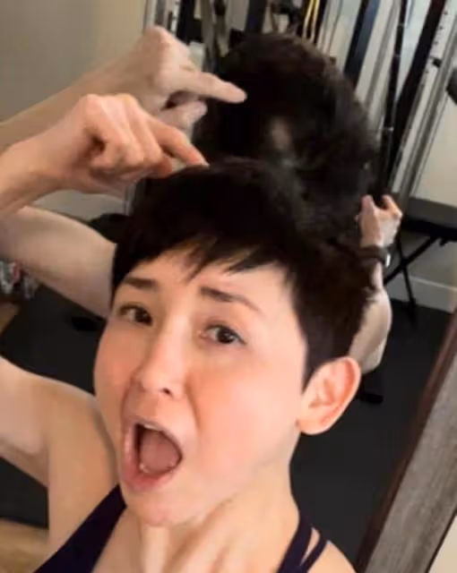 58歲影后美國滑雪出意外!緊急送醫做手術駁骨,躺病床上一臉虛弱
