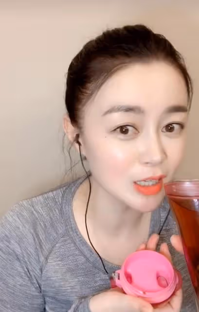 趙本山女徒弟關婷娜疑遭遇情傷,直播稱我愛的人不娶我,終生不嫁