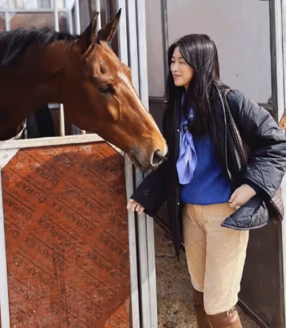 朱珠曬馬場家庭日,陪老公騎馬互動溫馨,1歲女兒快趕上爸爸腿長