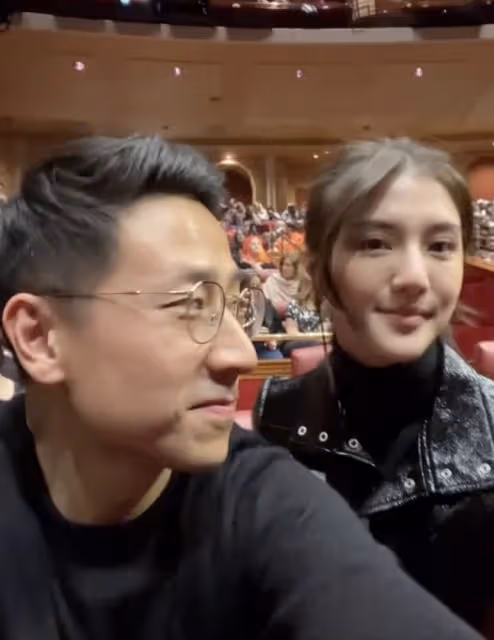 富三代施伯熊甜撒糖,被吳千語霸氣摟肩相視而笑,秀恩愛越發高調