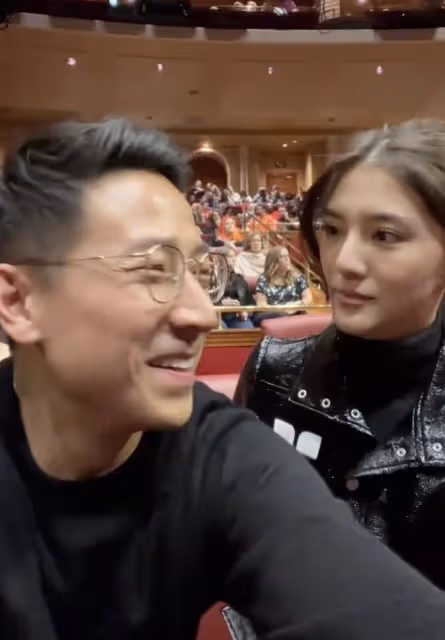 富三代施伯熊甜撒糖,被吳千語霸氣摟肩相視而笑,秀恩愛越發高調