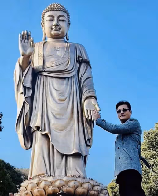 呂良偉全家回內地拜佛!夫妻倆甜蜜秀恩愛,兒子圓潤憨厚比父母矮