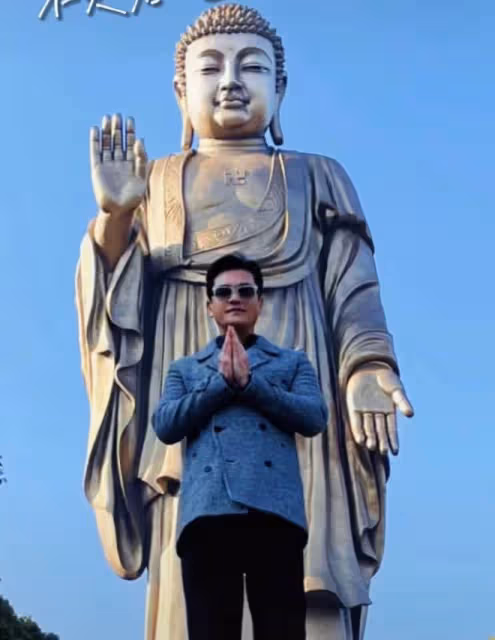呂良偉全家回內地拜佛!夫妻倆甜蜜秀恩愛,兒子圓潤憨厚比父母矮