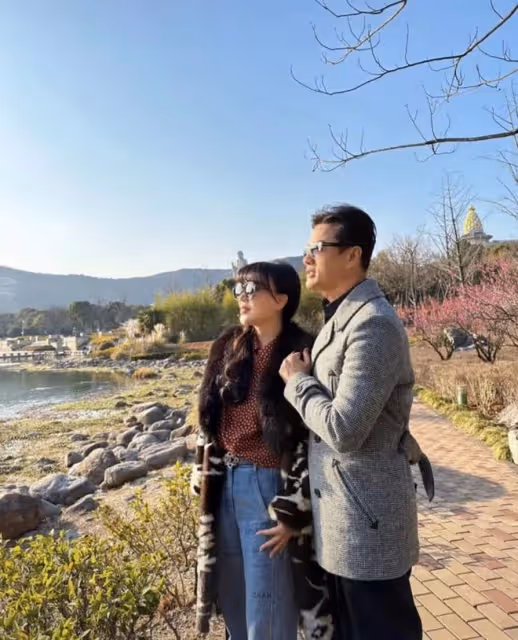 呂良偉全家回內地拜佛!夫妻倆甜蜜秀恩愛,兒子圓潤憨厚比父母矮