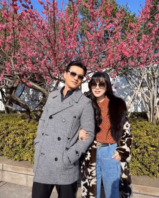 呂良偉全家回內地拜佛!夫妻倆甜蜜秀恩愛,兒子圓潤憨厚比父母矮