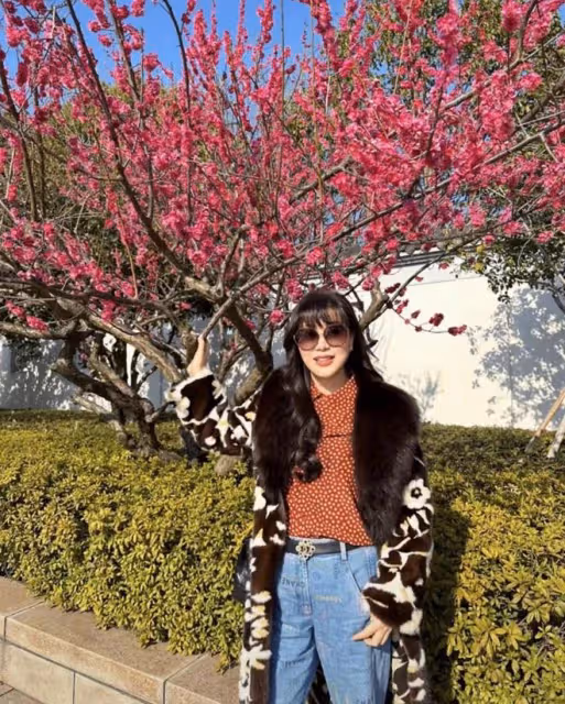 呂良偉全家回內地拜佛!夫妻倆甜蜜秀恩愛,兒子圓潤憨厚比父母矮