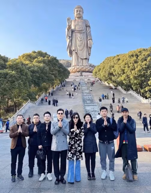 呂良偉全家回內地拜佛!夫妻倆甜蜜秀恩愛,兒子圓潤憨厚比父母矮