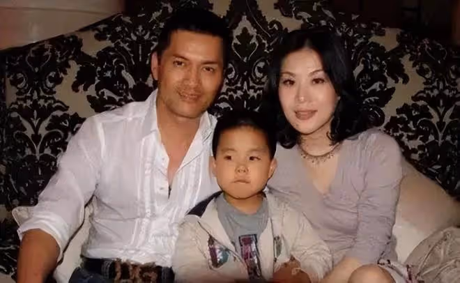 呂良偉全家回內地拜佛!夫妻倆甜蜜秀恩愛,兒子圓潤憨厚比父母矮