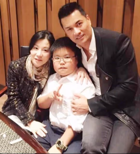 呂良偉全家回內地拜佛!夫妻倆甜蜜秀恩愛,兒子圓潤憨厚比父母矮