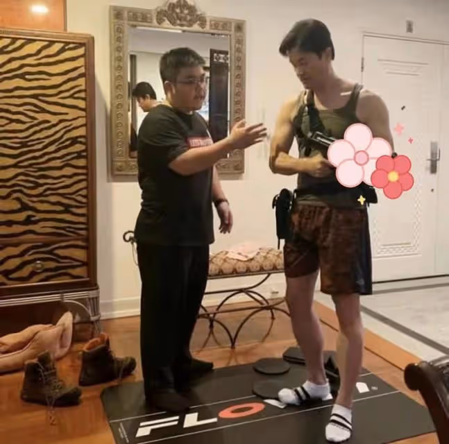 呂良偉全家回內地拜佛!夫妻倆甜蜜秀恩愛,兒子圓潤憨厚比父母矮