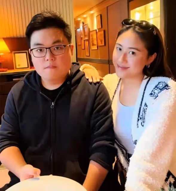 呂良偉全家回內地拜佛!夫妻倆甜蜜秀恩愛,兒子圓潤憨厚比父母矮