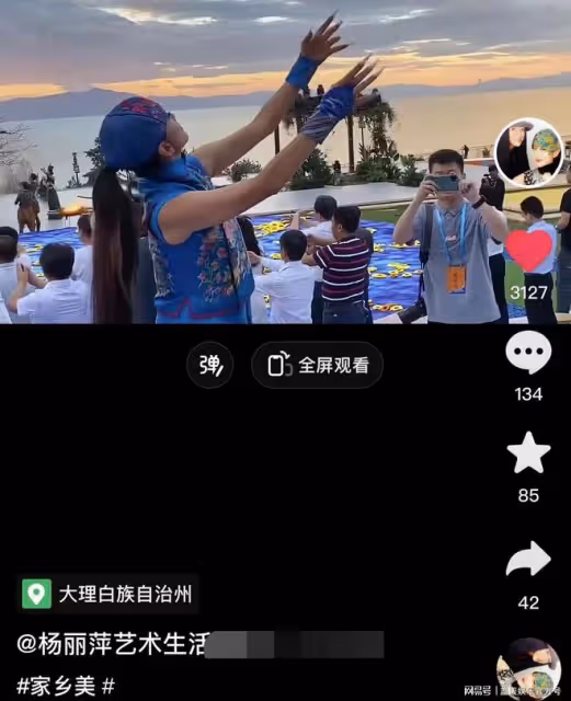 64歲楊麗萍在海邊跳舞，小麥膚色曲線優美，黃磊舉手機認真拍不停