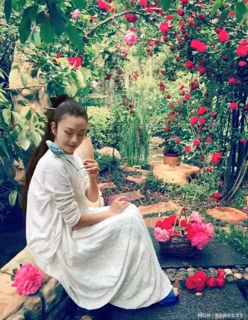 64歲楊麗萍在海邊跳舞，小麥膚色曲線優美，黃磊舉手機認真拍不停