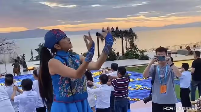 64歲楊麗萍在海邊跳舞，小麥膚色曲線優美，黃磊舉手機認真拍不停