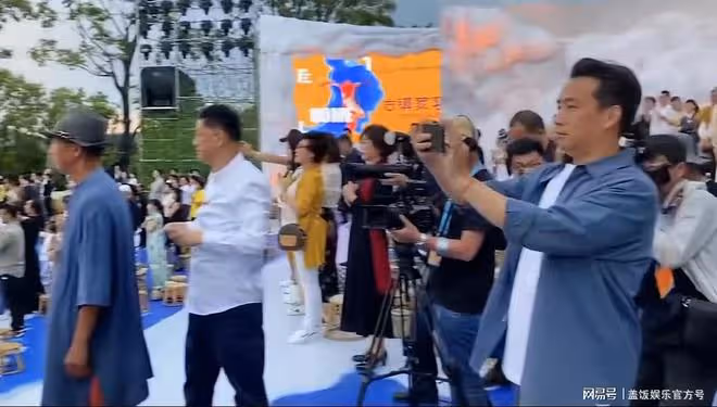 64歲楊麗萍在海邊跳舞，小麥膚色曲線優美，黃磊舉手機認真拍不停