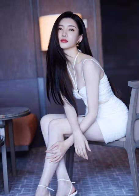 江疏影穿掛脖裝拍寫真，坐在凳子上秀曲線美，狀態不輸超模