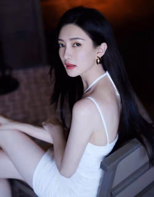 江疏影穿掛脖裝拍寫真，坐在凳子上秀曲線美，狀態不輸超模