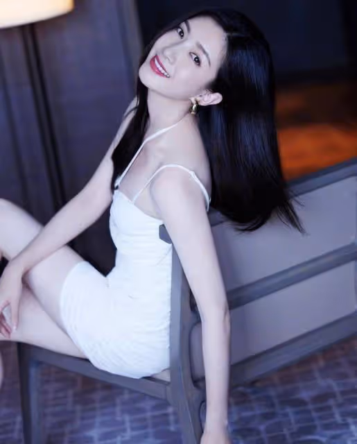 江疏影穿掛脖裝拍寫真，坐在凳子上秀曲線美，狀態不輸超模