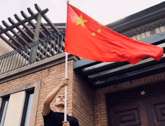 徐錦江參加聚會猛灌酒!妻子扎朝天辮造型獨特,23歲兒子高大帥氣