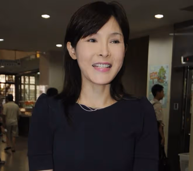 52歲女星削髮為尼後罕露面，沒穿袈裟重新長頭髮，本人作出解釋