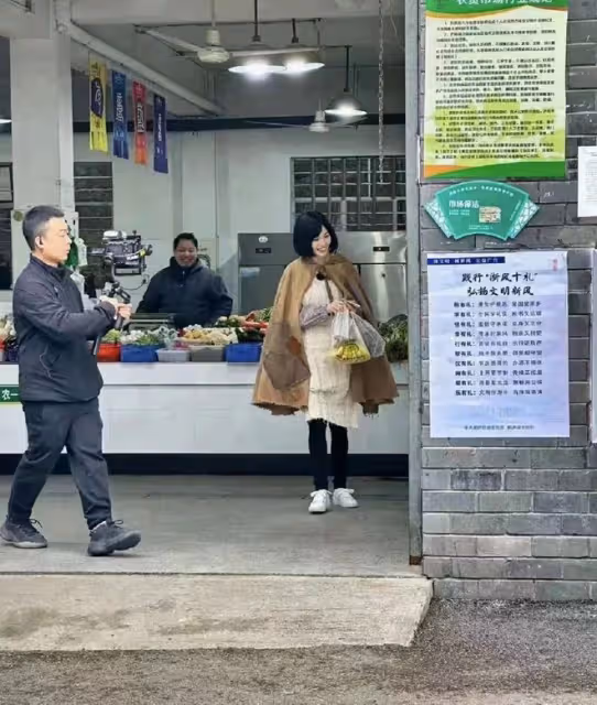 姚晨菜市場買菜背蛇皮袋,吃棒棒糖氣場足,狂飆老默現場帥氣殺魚