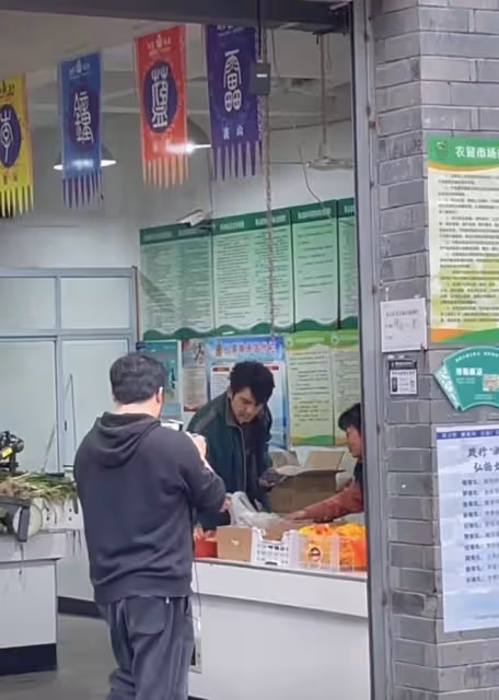 姚晨菜市場買菜背蛇皮袋,吃棒棒糖氣場足,狂飆老默現場帥氣殺魚