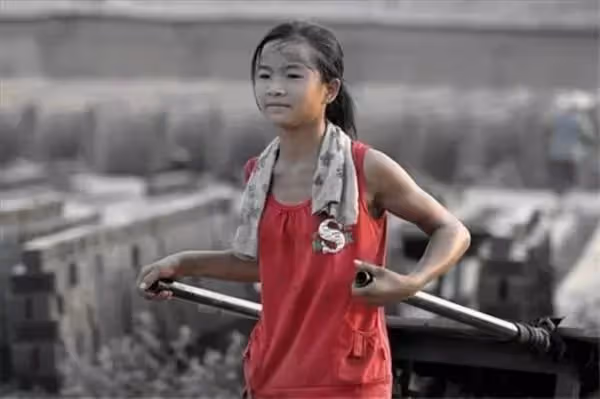 最偉大的孝順! 父逝母改嫁,台中10歲孤女「頂著烈日搬磚」,只為「養活阿公阿嬤」網贊:一定會出人頭地的!