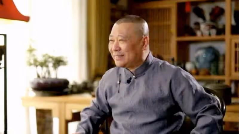 相聲大會不被邀請，擺宴席無人賞臉，慘遭同行排擠的郭德綱，變了