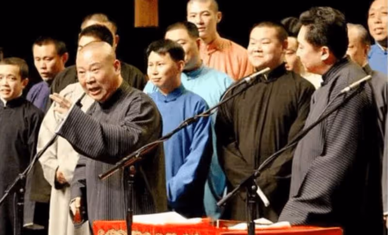 相聲大會不被邀請,擺宴席無人賞臉,慘遭同行排擠的郭德綱,變了