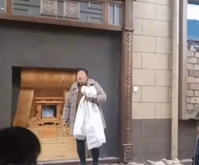 網紅芳芳被殺後婆家人現身,指責兒媳沒及時跑,護短言論再引眾怒