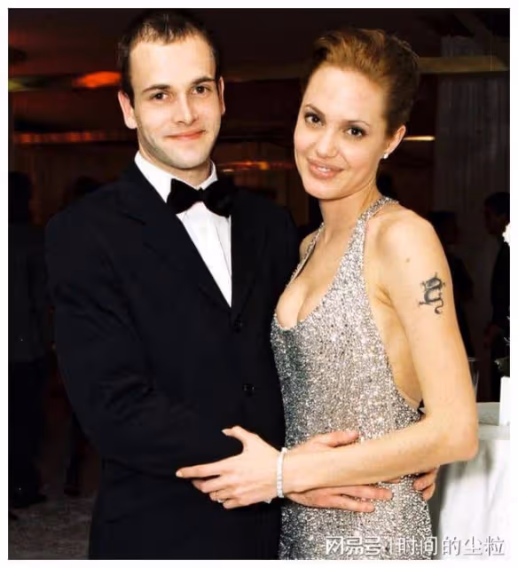 以安吉麗娜·朱莉為例,從她飾演的電影來看美國社會的發展及影響