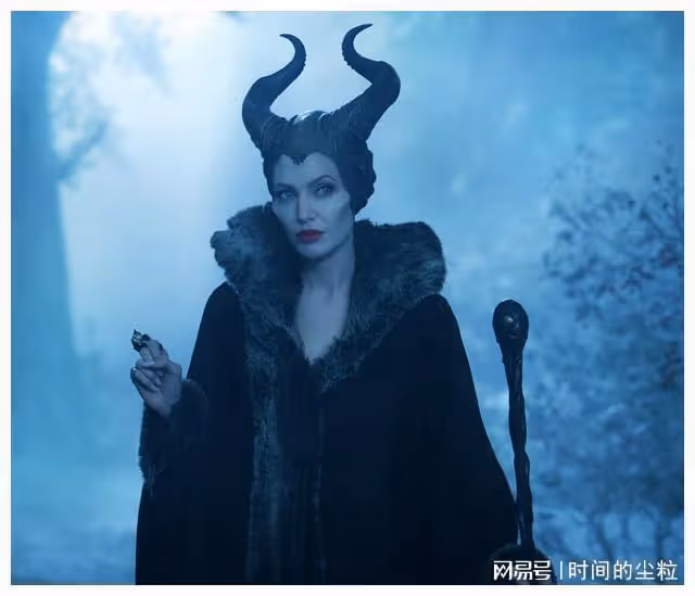 以安吉麗娜·朱莉為例,從她飾演的電影來看美國社會的發展及影響