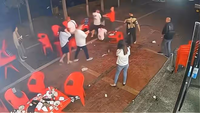 唐山燒烤店打人案後續:白衣女子首現身,患重度抑鬱症正服藥治療