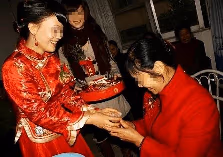兒子大婚當晚!兒媳「坐婚房外」遲遲不進去 她「指了指床單」我親手把兒子送進警察局
