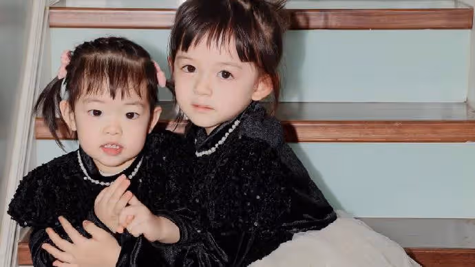 樊少皇嬌妻曬倆女兒萌照，飯兜飯糰穿公主裙同框，顏值差距明顯