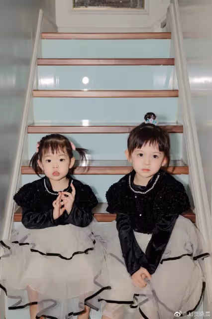 樊少皇嬌妻曬倆女兒萌照,飯兜飯糰穿公主裙同框,顏值差距明顯