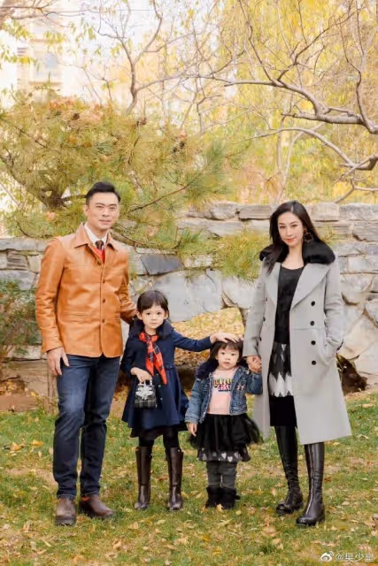 樊少皇嬌妻曬倆女兒萌照,飯兜飯糰穿公主裙同框,顏值差距明顯