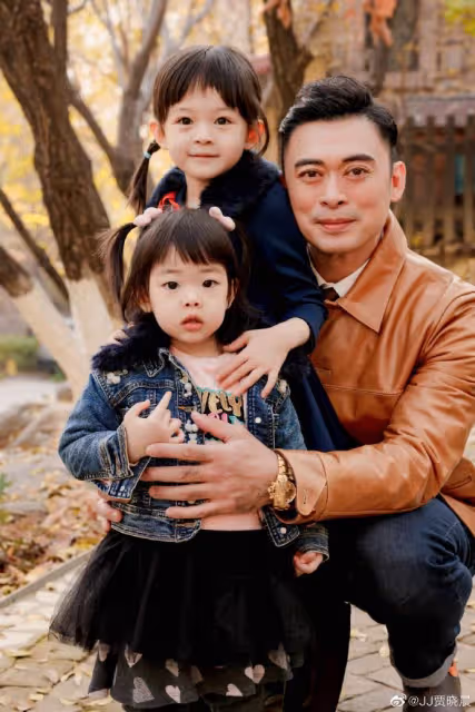 樊少皇嬌妻曬倆女兒萌照,飯兜飯糰穿公主裙同框,顏值差距明顯