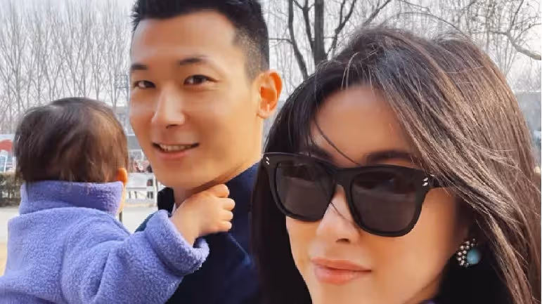 朱珠夫婦帶娃馬場歡度家庭日，一家三口穿親子裝，同款高顏值搶鏡
