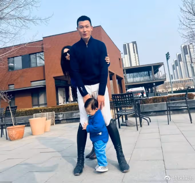 朱珠夫婦帶娃馬場歡度家庭日,一家三口穿親子裝,同款高顏值搶鏡