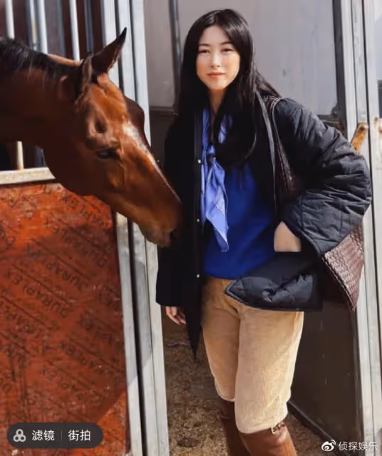 朱珠夫婦帶娃馬場歡度家庭日,一家三口穿親子裝,同款高顏值搶鏡