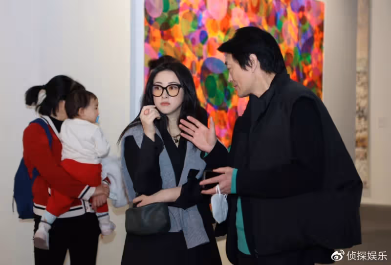 朱珠夫婦帶娃馬場歡度家庭日,一家三口穿親子裝,同款高顏值搶鏡
