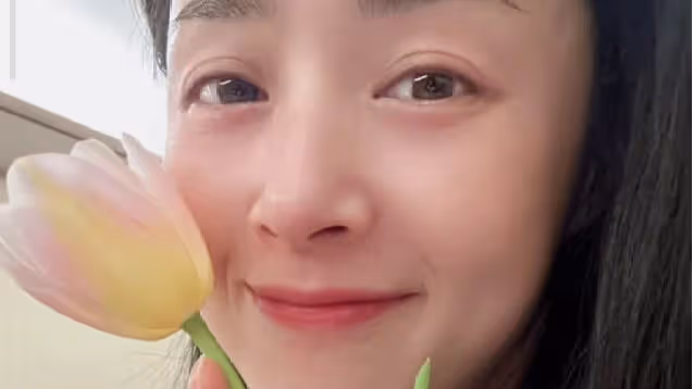 40歲蔣欣久違曬近照，瘦身成功後愈發養眼，素顏懟臉拍少女感超足