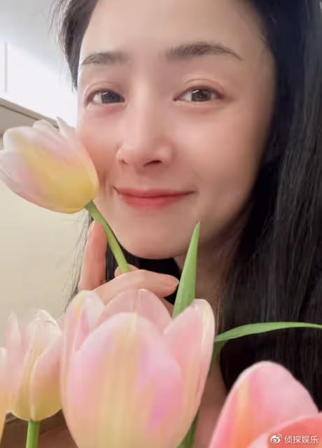 40歲蔣欣久違曬近照,瘦身成功後愈發養眼,素顏懟臉拍少女感超足