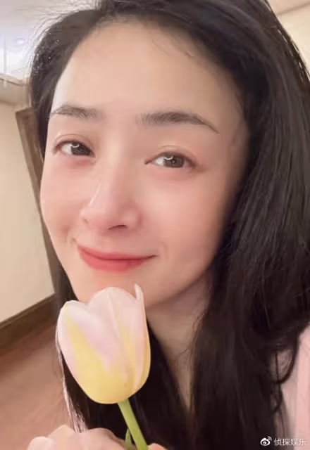 40歲蔣欣久違曬近照,瘦身成功後愈發養眼,素顏懟臉拍少女感超足
