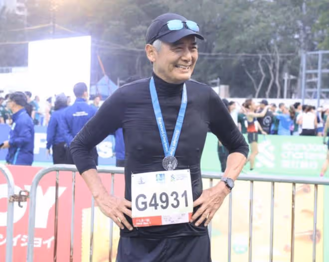 周潤發與51歲女星貼面合影引關注！相識30年感情好，常結伴做運動