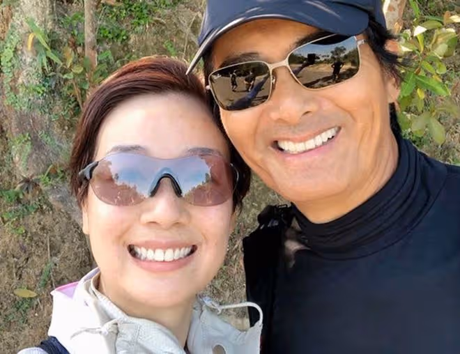 周潤發與51歲女星貼面合影引關注！相識30年感情好，常結伴做運動