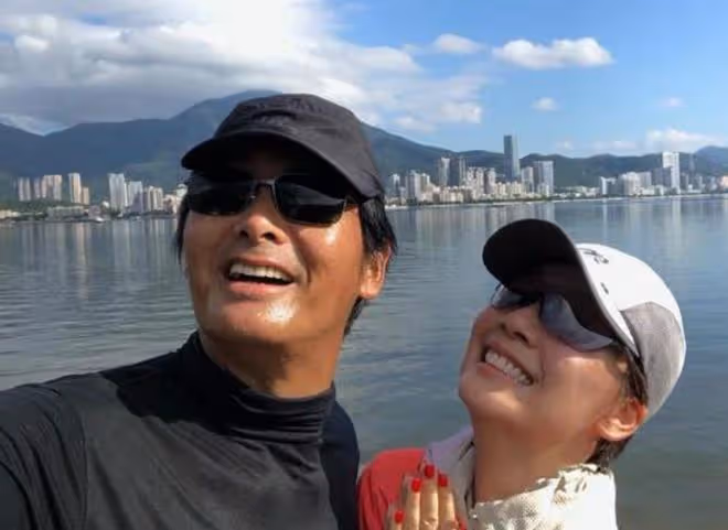 周潤發與51歲女星貼面合影引關注!相識30年感情好,常結伴做運動